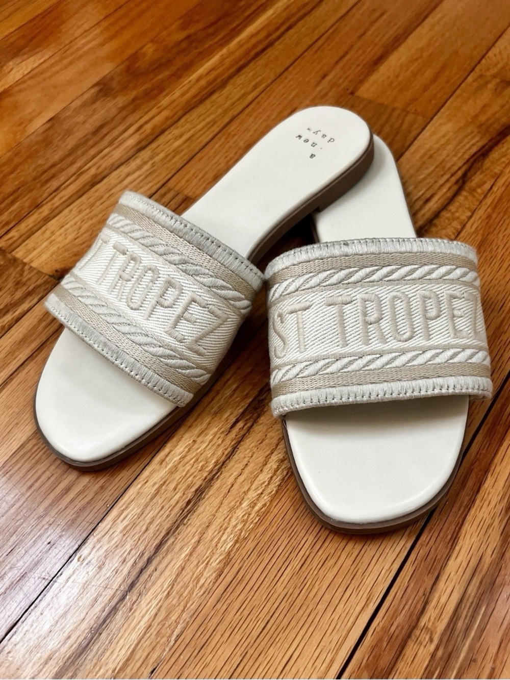 Sz 6- St. Tropez Embroidered Slide Sandals - Cream
